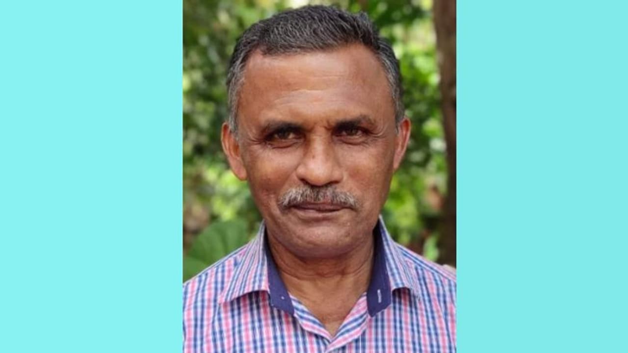 തേങ്ങപെറുക്കുന്നതിനിടെ പാമ്പ് കടിയേറ്റ് ഗൃഹനാഥൻ മരിച്ചു തേങ്ങപെറുക്കുന്നതിനിടെ പാമ്പ് കടിയേറ്റ് ഗൃഹനാഥൻ മരിച്ചു