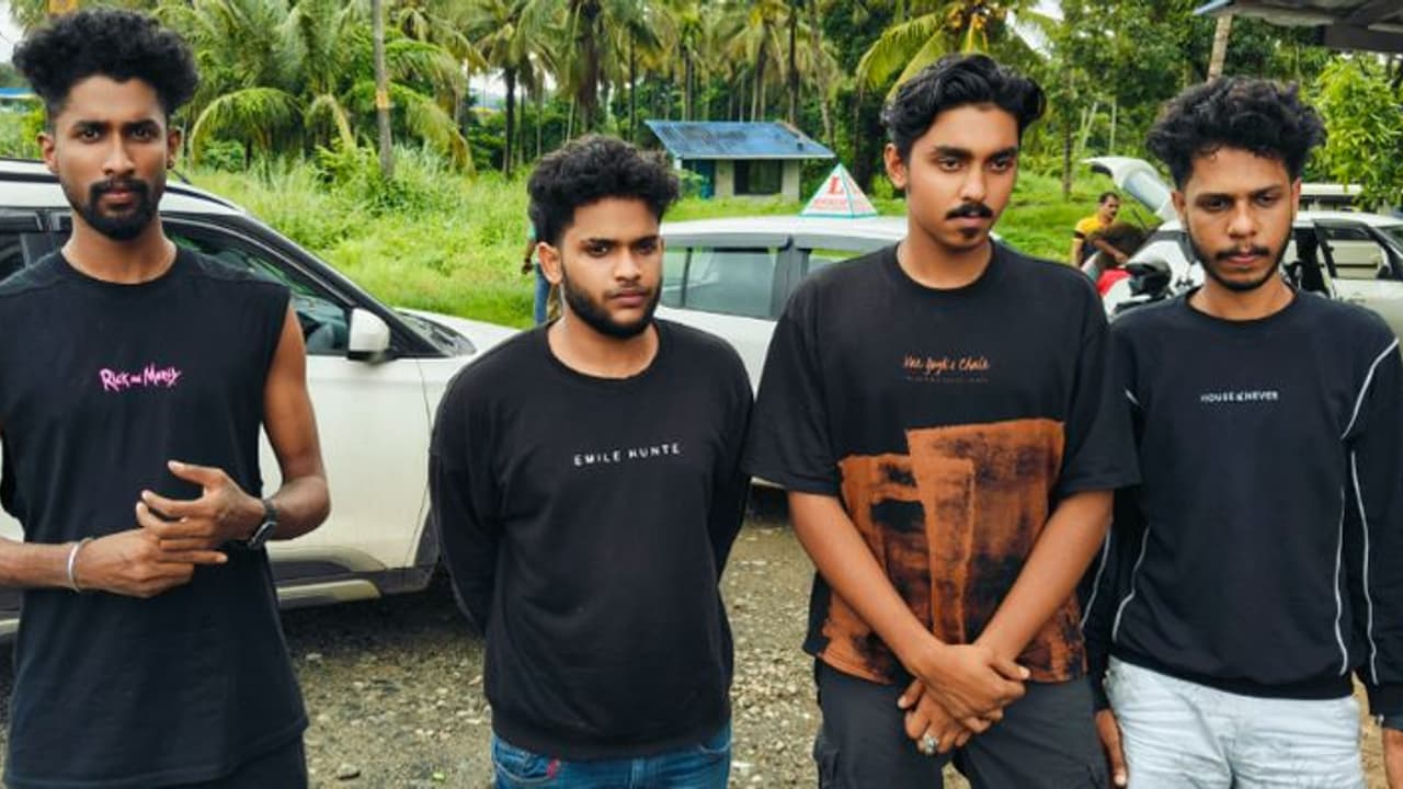 കഞ്ചാവുമായി കാറിൽ 4 യുവാക്കൾ, കൈവശം കണ്ടെത്തിയത് തോക്കും ക്രഷറും ഇലക്ട്രോണിക് സിഗരറ്റും, അറസ്റ്റ് കഞ്ചാവുമായി കാറിൽ 4 യുവാക്കൾ, കൈവശം കണ്ടെത്തിയത് തോക്കും ക്രഷറും ഇലക്ട്രോണിക് സിഗരറ്റും, അറസ്റ്റ്