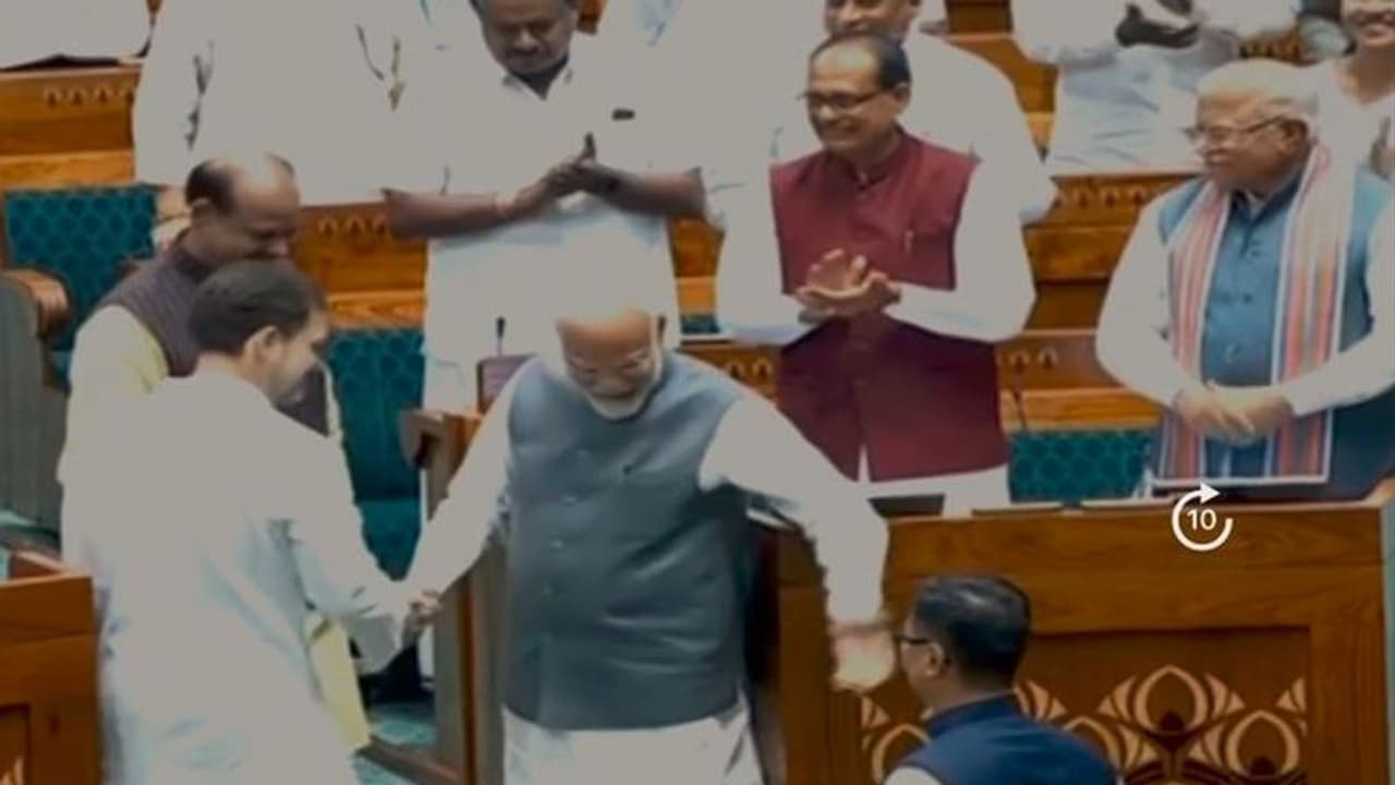 ಲೋಕಸಭಾ ನೂತನ ಸಭಾಪತಿ ಸ್ವಾಗತಿಸಿದ ಬಳಿಕ ರಾಹುಲ್,ಮೋದಿ ಪರಸ್ಪರ ಶೇಕ್‌ಹ್ಯಾಂಡ್