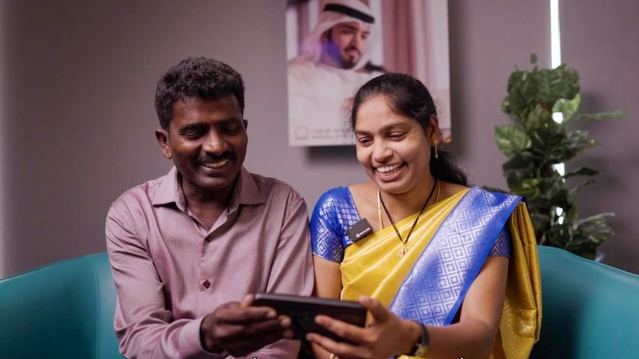 బ్లూ కాలర్ వర్కర్ నుండి మిలియనీర్గా : నేషనల్ బాండ్స్ డ్రాలో భారత ఎలక్ట్రీషన్ను వరించిన అదృష్టం బ్లూ కాలర్ వర్కర్ నుండి మిలియనీర్గా : నేషనల్ బాండ్స్ డ్రాలో భారత ఎలక్ట్రీషన్ను వరించిన అదృష్టం