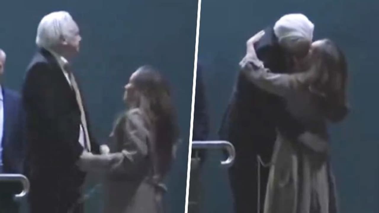 WikiLeaks founder Julian Assange lands in Canberra after US deal, reunites with family amid cheers (WATCH) WikiLeaks founder Julian Assange lands in Canberra after US deal, reunites with family amid cheers (WATCH)