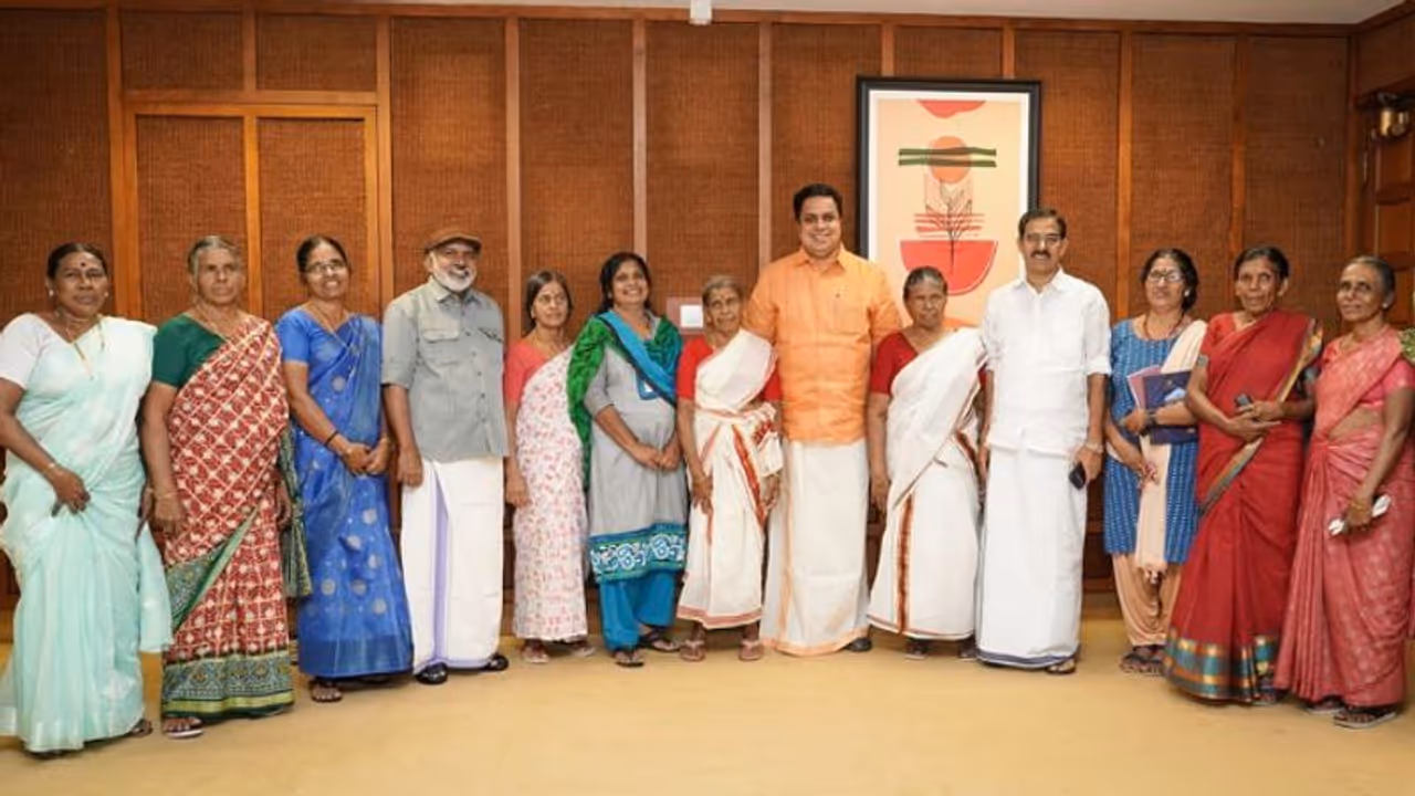 നിയമസഭ കാണാനെത്തി കാസർകോട്ടെ അമ്മമാർ, തിരികെ പോകുന്നത് വിമാനത്തിൽ; സന്തോഷം പങ്കിട്ട് സ്പീക്കർ നിയമസഭ കാണാനെത്തി കാസർകോട്ടെ അമ്മമാർ, തിരികെ പോകുന്നത് വിമാനത്തിൽ; സന്തോഷം പങ്കിട്ട് സ്പീക്കർ