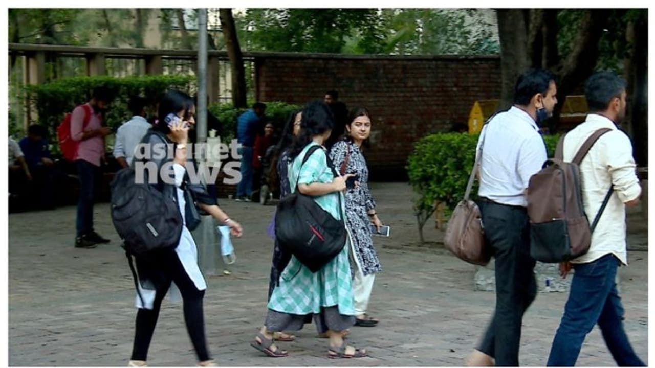 നീറ്റ് പരീക്ഷ: 4 ലക്ഷം പേര്ക്ക് 5 മാര്ക്ക് നഷ്ടമായി, ഒന്നാം റാങ്കുകാര് 17 ആയി; പുതിയ റാങ്ക് പട്ടിക പുറത്ത് നീറ്റ് പരീക്ഷ: 4 ലക്ഷം പേര്ക്ക് 5 മാര്ക്ക് നഷ്ടമായി, ഒന്നാം റാങ്കുകാര് 17 ആയി; പുതിയ റാങ്ക് പട്ടിക പുറത്ത്