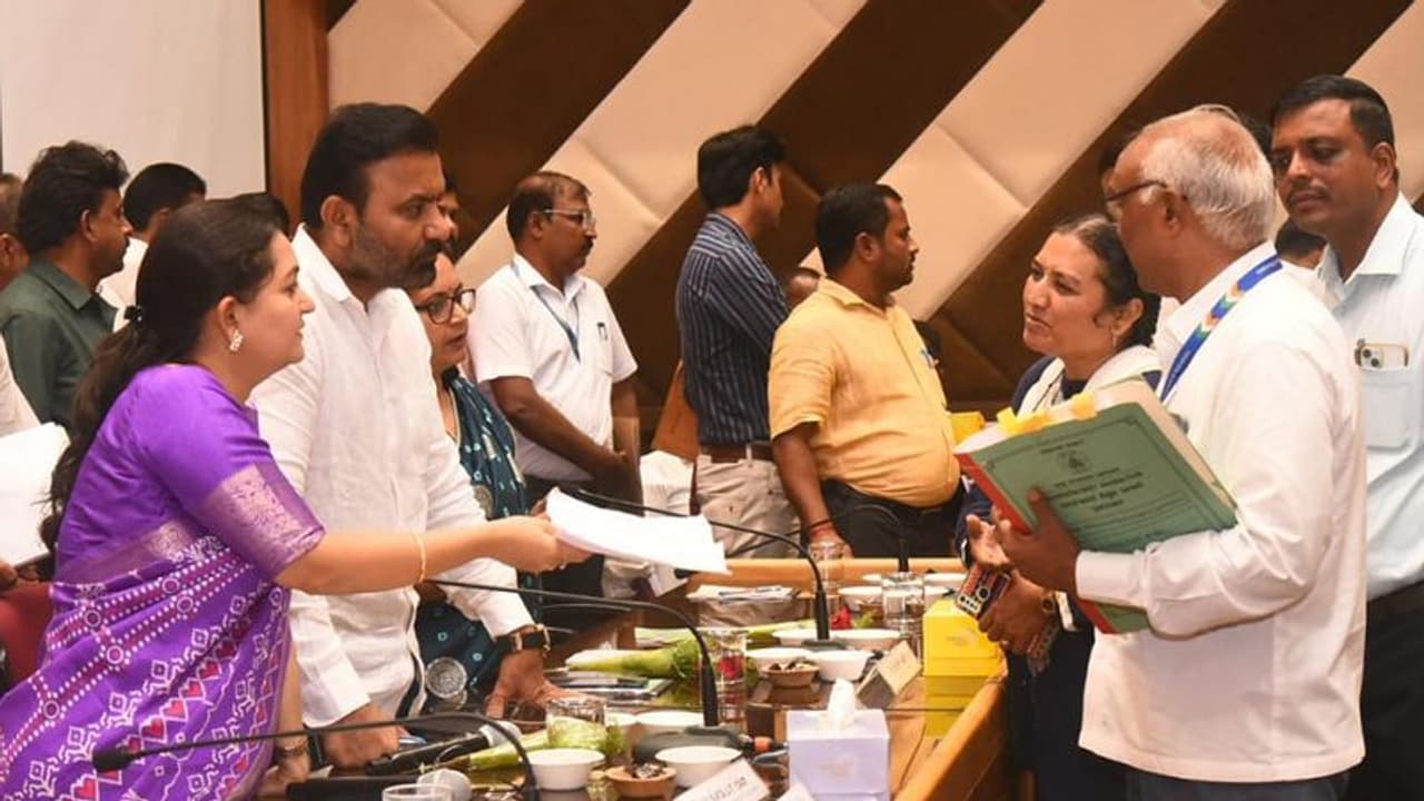 ಧಾರವಾಡ ಜಿಲ್ಲಾ ಮಟ್ಟದ 5ನೇ ಜನತಾ ದರ್ಶನ: ಅಧಿಕಾರಿಗಳಿಗೆ ಸಚಿವ ಸಂತೋಷ್‌ ಲಾಡ್ ಹೇಳಿದ್ದೇನು?