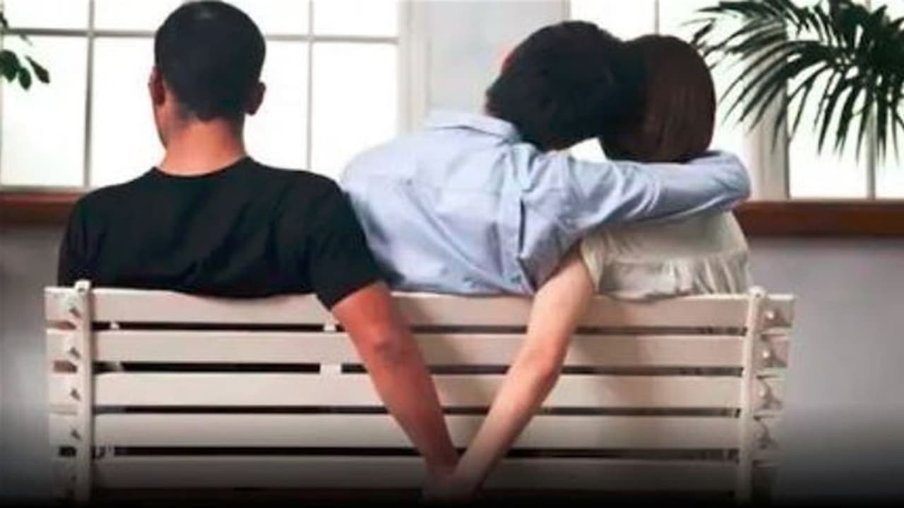 ಅಕ್ರಮ ಸಂಬಂಧ : ಗಂಡ ಮಕ್ಕಳಿದ್ದರೂ ತನ್ನ ಮದುವೆಯಾಗುವಂತೆ ಪೀಡಿಸ್ತಿದ್ದ ಮಹಿಳೆಯ ಕೊಲೆ ಅಕ್ರಮ ಸಂಬಂಧ : ಗಂಡ ಮಕ್ಕಳಿದ್ದರೂ ತನ್ನ ಮದುವೆಯಾಗುವಂತೆ ಪೀಡಿಸ್ತಿದ್ದ ಮಹಿಳೆಯ ಕೊಲೆ