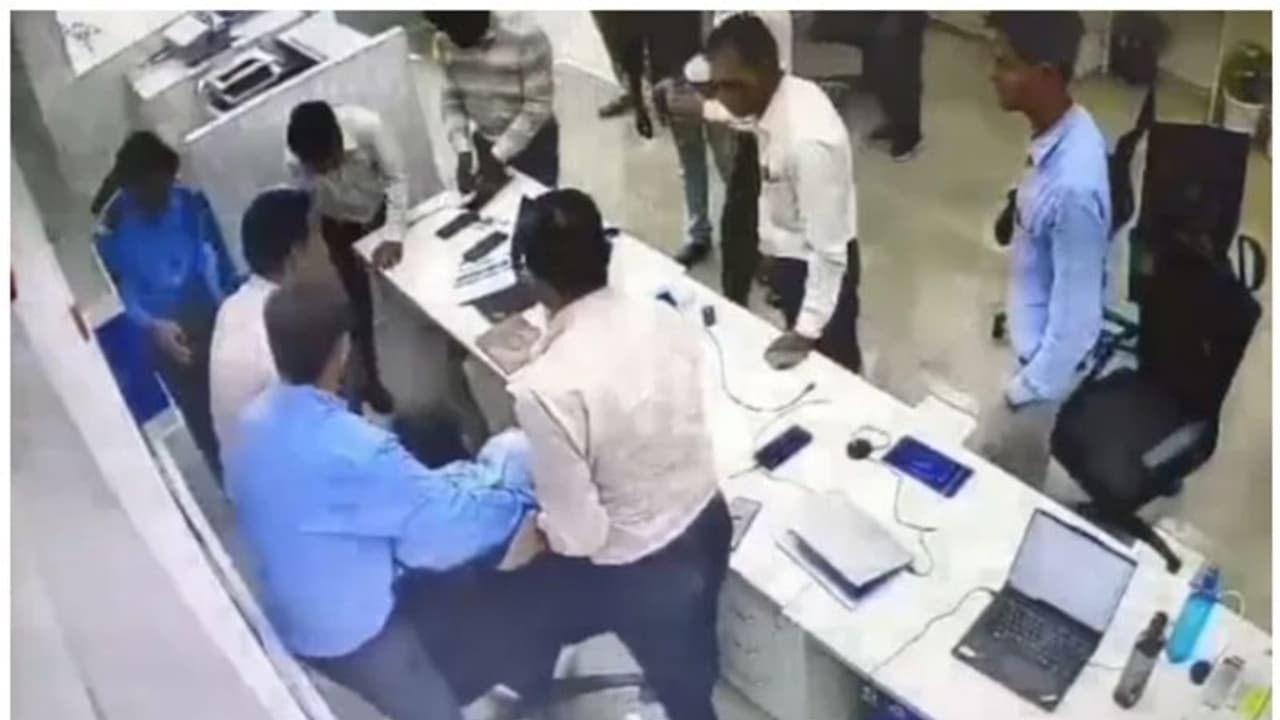 ജോലി ചെയ്യുന്നതിനിടെ ശാരീരിക അസ്വസ്ഥതകൾ; 30 വയസുകാരനായ ബാങ്ക് ജീവനക്കാരൻ ഹൃദയാഘാതം മൂലം മരിച്ചു