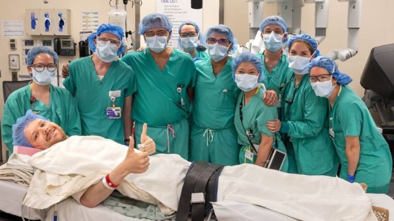 ತನ್ನದೇ ಮೂತ್ರಪಿಂಡ ಕಸಿ ಶಸ್ತ್ರಚಿಕಿತ್ಸೆಗೆ ಸಾಕ್ಷಿಯಾದ ರೋಗಿ; ಸರ್ಜರಿ ಕೂಲ್ ಆಗಿತ್ತೆಂದ ಯುವಕ ತನ್ನದೇ ಮೂತ್ರಪಿಂಡ ಕಸಿ ಶಸ್ತ್ರಚಿಕಿತ್ಸೆಗೆ ಸಾಕ್ಷಿಯಾದ ರೋಗಿ; ಸರ್ಜರಿ ಕೂಲ್ ಆಗಿತ್ತೆಂದ ಯುವಕ