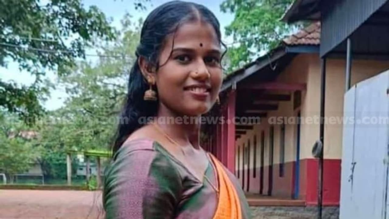 പെരുമ്പാവൂരിൽ യുവതിയെ വീടിനുള്ളിൽ തൂങ്ങിമരിച്ച നിലയിൽ കണ്ടെത്തി; കുറുപ്പംപടി പൊലീസ് അന്വേഷണം തുടങ്ങി