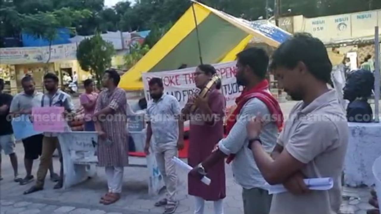 ഹൈദരാബാദ് സര്വകലാശാലയിൽ മലയാളികളടക്കം 5 വിദ്യാര്ത്ഥികൾക്കെതിരെ നടപടി; പഠനം അനിശ്ചിതത്വത്തിൽ; സമരം തുടങ്ങി ഹൈദരാബാദ് സര്വകലാശാലയിൽ മലയാളികളടക്കം 5 വിദ്യാര്ത്ഥികൾക്കെതിരെ നടപടി; പഠനം അനിശ്ചിതത്വത്തിൽ; സമരം തുടങ്ങി