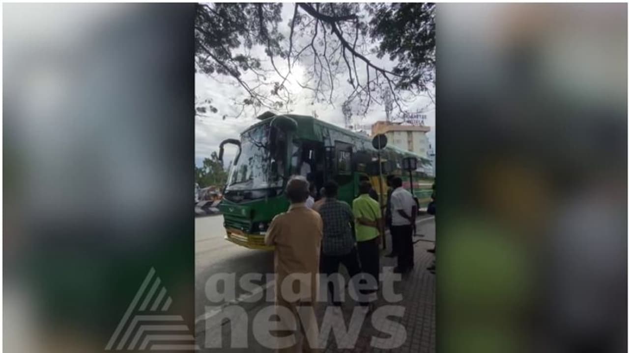 ആലപ്പുഴയിലേക്കുള്ള കല്ലട ബസ് തടഞ്ഞ് തമിഴ്നാട് ആർടിഒ ഉദ്യോഗസ്ഥർ; യാത്രക്കാരെ വഴിയിൽ ഇറക്കി വിട്ടു