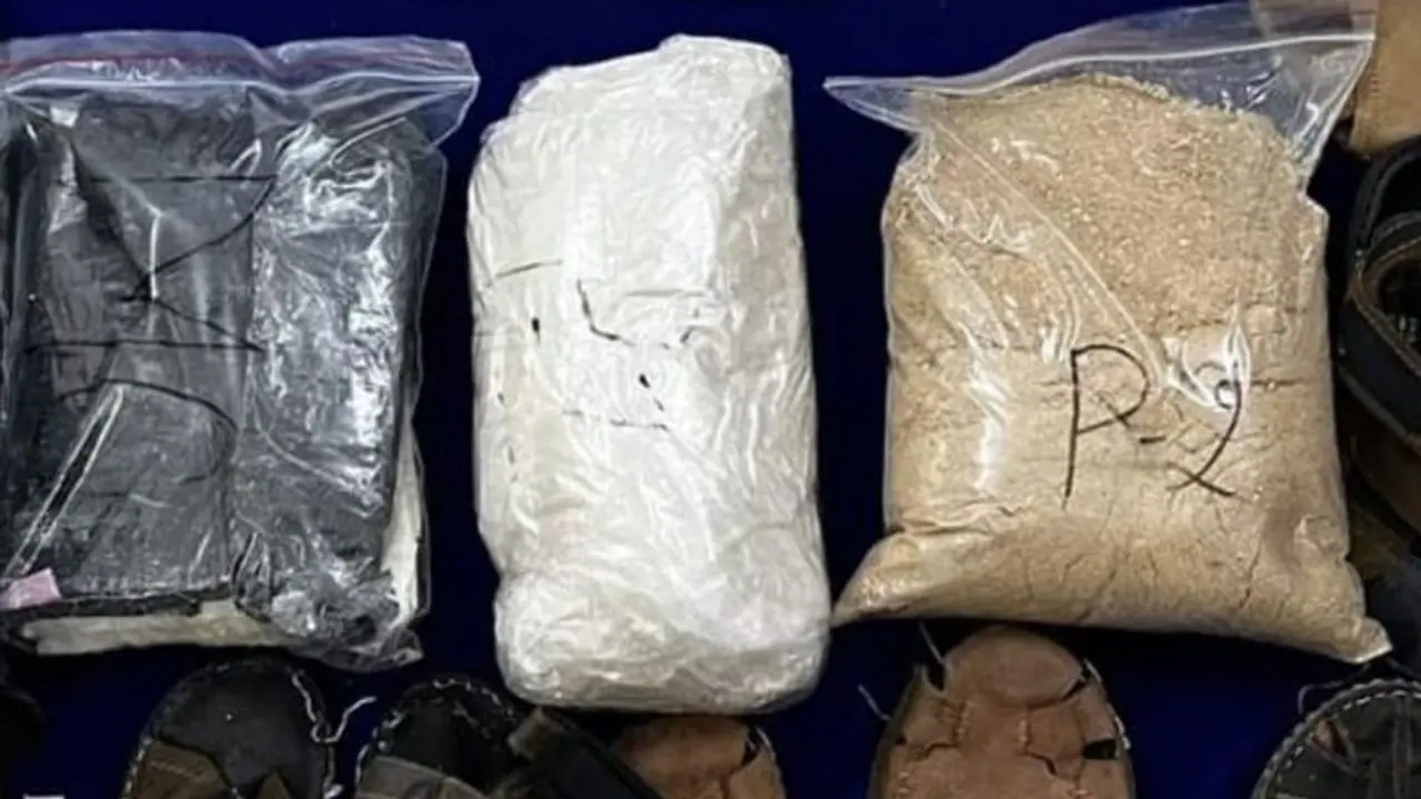 Chennai Airport: சென்னையில் சர்வதேச போதை கும்பல்? விமான நிலையத்தில் ரூ.22 கோடி போதைப்பொருள் பறிமுதல் Chennai Airport: சென்னையில் சர்வதேச போதை கும்பல்? விமான நிலையத்தில் ரூ.22 கோடி போதைப்பொருள் பறிமுதல்