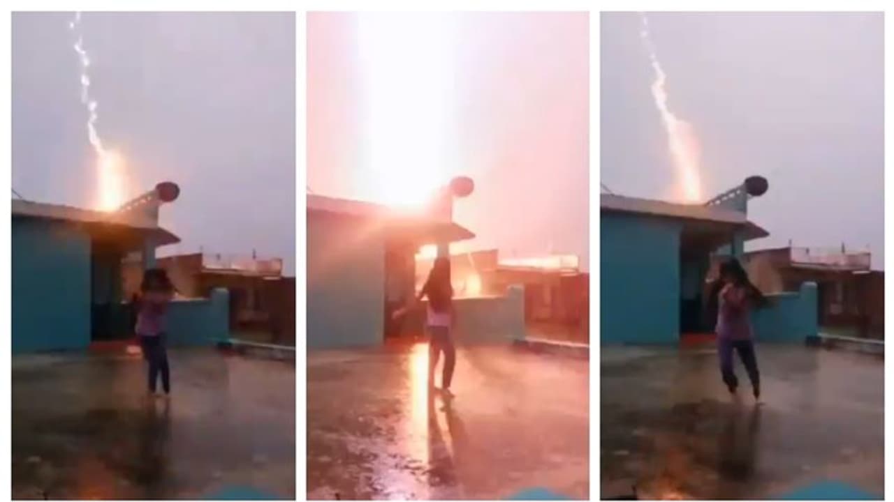 മഴയത്ത് റീൽസ് ചിത്രീകരണത്തിനിടെ അപ്രതീക്ഷിത മിന്നല്; ഭയന്നോടുന്ന പെണ്കുട്ടിയുടെ വീഡിയോ വൈറല് മഴയത്ത് റീൽസ് ചിത്രീകരണത്തിനിടെ അപ്രതീക്ഷിത മിന്നല്; ഭയന്നോടുന്ന പെണ്കുട്ടിയുടെ വീഡിയോ വൈറല്