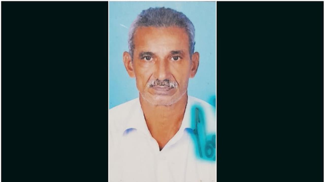 തടി ലോറിയിലേയ്ക്ക് കയറ്റുന്നതിനിടെ തെന്നിമാറി ദേഹത്ത് വീണു; ലോഡിംഗ് തൊഴിലാളിക്ക് ദാരുണാന്ത്യം തടി ലോറിയിലേയ്ക്ക് കയറ്റുന്നതിനിടെ തെന്നിമാറി ദേഹത്ത് വീണു; ലോഡിംഗ് തൊഴിലാളിക്ക് ദാരുണാന്ത്യം