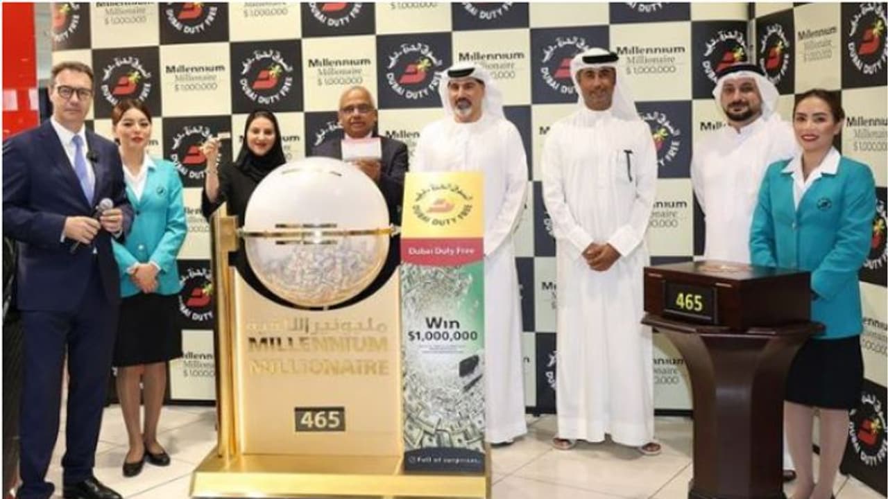 നാലുവർഷമായി നറുക്കെടുപ്പിൽ പങ്കെടുക്കുന്നു, ഇക്കുറി ഭാഗ്യം തുണച്ചു; ഒറ്റ ടിക്കറ്റ്, കയ്യിലെത്തിയത് കോടികൾ നാലുവർഷമായി നറുക്കെടുപ്പിൽ പങ്കെടുക്കുന്നു, ഇക്കുറി ഭാഗ്യം തുണച്ചു; ഒറ്റ ടിക്കറ്റ്, കയ്യിലെത്തിയത് കോടികൾ