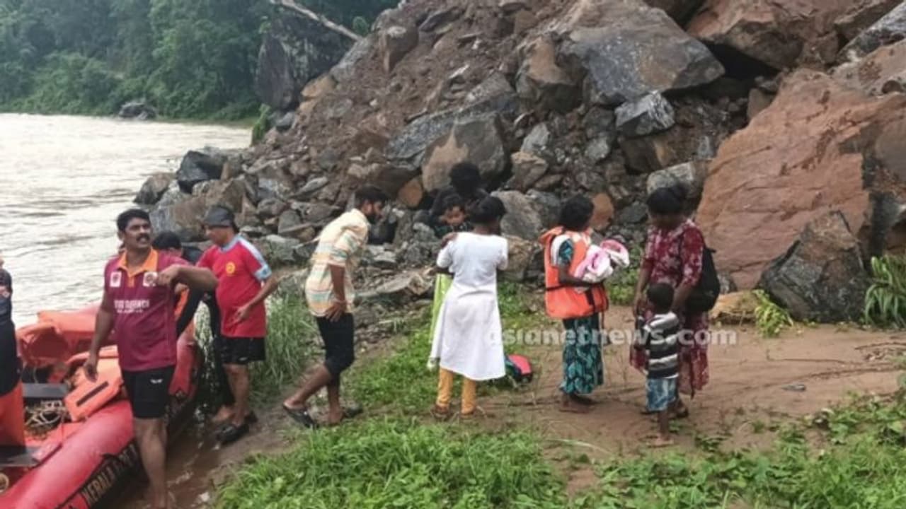 പുഴയിലെ ജലനിരപ്പുയര്ന്നു; കൈക്കുഞ്ഞുമായി ആശുപത്രിയിലേക്ക് പുറപ്പെട്ട യുവതിക്ക് രക്ഷകരായി ഫയര്ഫോഴ്സ് പുഴയിലെ ജലനിരപ്പുയര്ന്നു; കൈക്കുഞ്ഞുമായി ആശുപത്രിയിലേക്ക് പുറപ്പെട്ട യുവതിക്ക് രക്ഷകരായി ഫയര്ഫോഴ്സ്