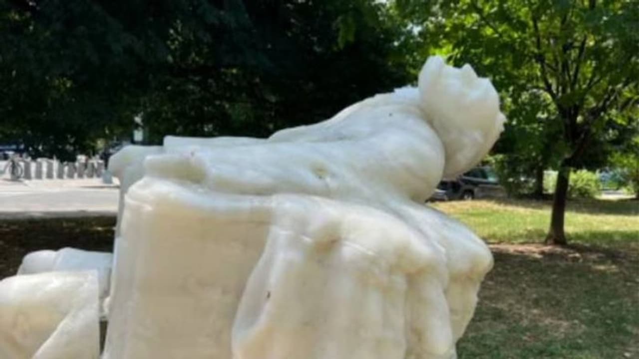 'ഒന്നും ശാശ്വതമല്ല'; എബ്രഹാം ലിങ്കൺ പ്രതിമ ഉരുകി, കാലാവസ്ഥാ വ്യതിയാനം കാരണമെന്നും റിപ്പോർട്ടുകൾ