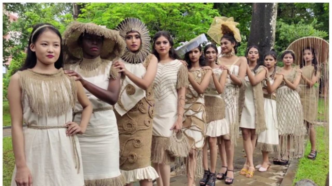 അരിച്ചാക്കുകൾ കൊണ്ട് ട്രെൻഡി വസ്ത്രങ്ങൾ; പരിസ്ഥിതി സംരക്ഷണ സന്ദേശവുമായി വ്യത്യസ്തമായ ഫാഷൻ ഷോ അരിച്ചാക്കുകൾ കൊണ്ട് ട്രെൻഡി വസ്ത്രങ്ങൾ; പരിസ്ഥിതി സംരക്ഷണ സന്ദേശവുമായി വ്യത്യസ്തമായ ഫാഷൻ ഷോ