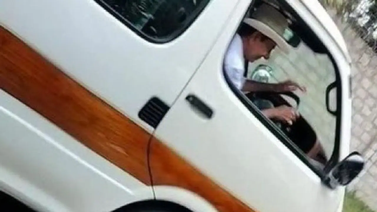 లగ్జరీ కార్లలో తిరిగే కేసీఆర్ ఇప్పుడిలా ఓమ్నిలో... అదీ డ్రైవర్ గా .!! మీరు విన్నది, చూస్తున్నది నిజమే.. లగ్జరీ కార్లలో తిరిగే కేసీఆర్ ఇప్పుడిలా ఓమ్నిలో... అదీ డ్రైవర్ గా .!! మీరు విన్నది, చూస్తున్నది నిజమే..