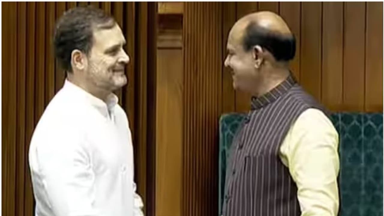 'അടിയന്തരാവസ്ഥ'യിലെ സ്പീക്കറുടെ പ്രമേയം ശരിയായില്ല, ആദ്യ കൂടിക്കാഴ്ചയിൽ അതൃപ്തി അറിയിച്ച് പ്രതിപക്ഷ നേതാവ് 'അടിയന്തരാവസ്ഥ'യിലെ സ്പീക്കറുടെ പ്രമേയം ശരിയായില്ല, ആദ്യ കൂടിക്കാഴ്ചയിൽ അതൃപ്തി അറിയിച്ച് പ്രതിപക്ഷ നേതാവ്