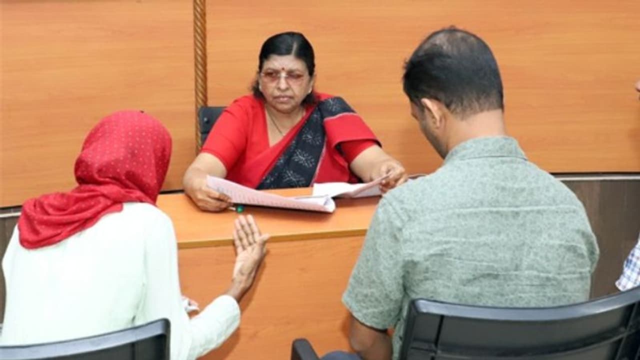 കുഞ്ഞിന്റെ പിതൃത്വം സംശയിക്കുന്ന പുരുഷന്മാരുടെ എണ്ണം വര്ധിക്കുന്നു, ആശങ്കാജനകമാണെന്ന് വനിതാകമ്മീഷൻ കുഞ്ഞിന്റെ പിതൃത്വം സംശയിക്കുന്ന പുരുഷന്മാരുടെ എണ്ണം വര്ധിക്കുന്നു, ആശങ്കാജനകമാണെന്ന് വനിതാകമ്മീഷൻ