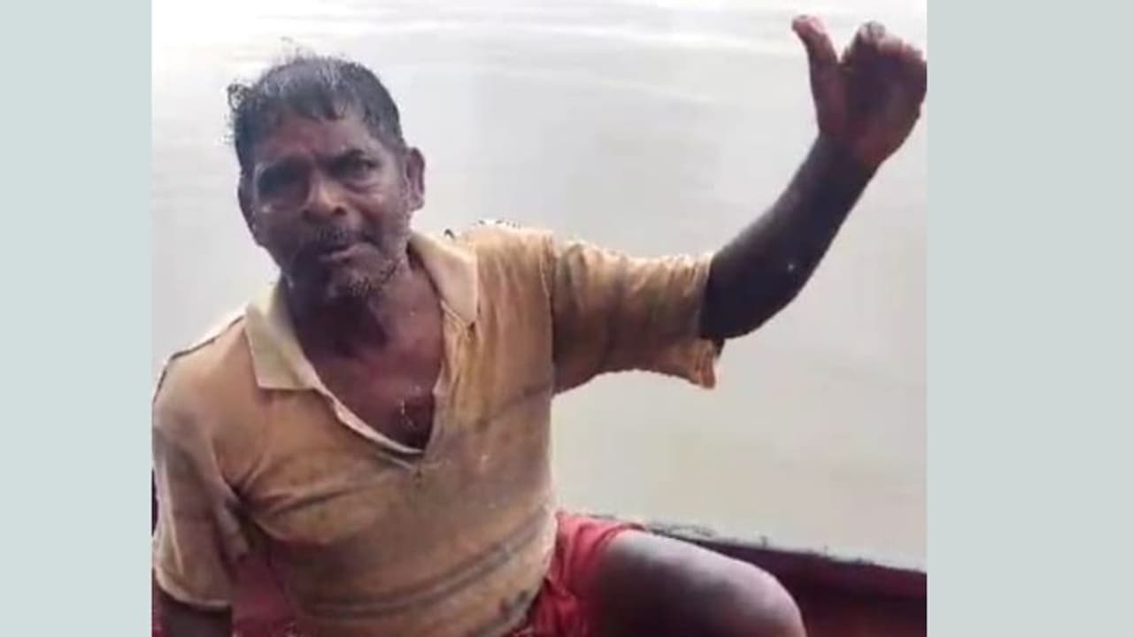 പമ്പാനദിയില് വള്ളം മറിഞ്ഞു ഒഴുകിപ്പോയ ക്ഷീരകർഷകനെ രക്ഷപ്പെടുത്തി പമ്പാനദിയില് വള്ളം മറിഞ്ഞു ഒഴുകിപ്പോയ ക്ഷീരകർഷകനെ രക്ഷപ്പെടുത്തി