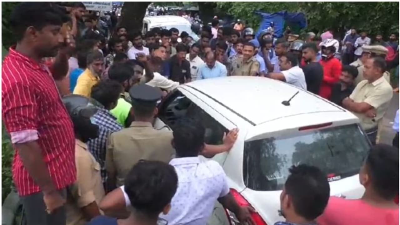 രഹസ്യവിവരത്തെ തുടർന്ന് പരിശോധന, വടക്കൻ പറവൂരിൽ കാറിൽ ഒളിപ്പിച്ച നിലയിൽ കണ്ടെത്തിയത് എംഡിഎംഎ, 3 പേർ അറസ്റ്റിൽ 