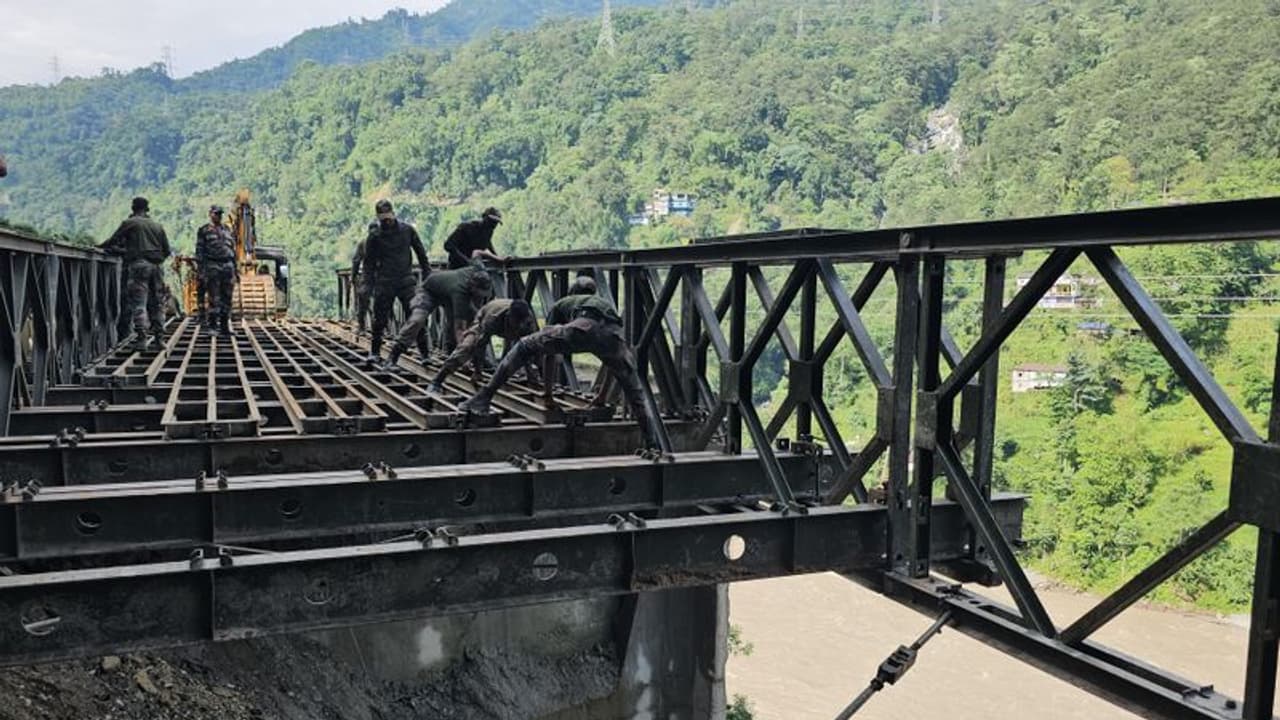 சிக்கிம் வெள்ளம்: 70 அடி பாலத்தை 3 நாளில் கட்டி முடித்த ராணுவப் பொறியாளர்கள்! சிக்கிம் வெள்ளம்: 70 அடி பாலத்தை 3 நாளில் கட்டி முடித்த ராணுவப் பொறியாளர்கள்!