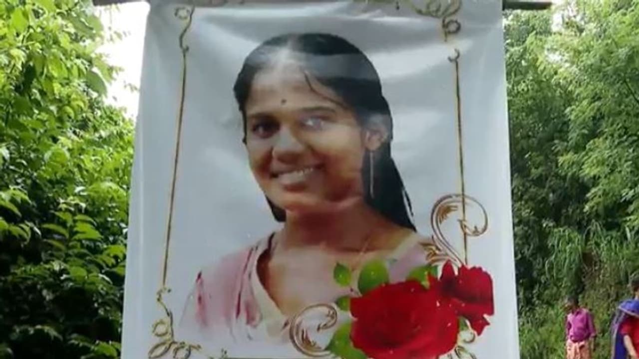 പെരുമ്പാവൂരിലെ യുവതിയുടെ ആത്മഹത്യ കടബാധ്യത മൂലമെന്ന് പ്രദേശവാസികൾ പെരുമ്പാവൂരിലെ യുവതിയുടെ ആത്മഹത്യ കടബാധ്യത മൂലമെന്ന് പ്രദേശവാസികൾ