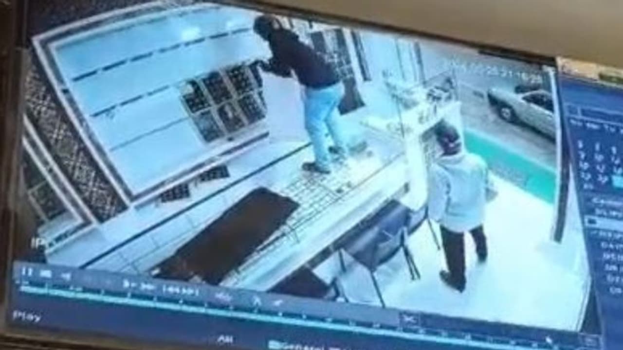 വെറും രണ്ടുപേര്‍, 32 സെക്കന്‍റിൽ മോഷണം, പോയത് 725 ഗ്രാം, ജ്വല്ലറിക്ക് നഷ്ടമായത് 50 ലക്ഷത്തിന്‍റെ സ്വര്‍ണം