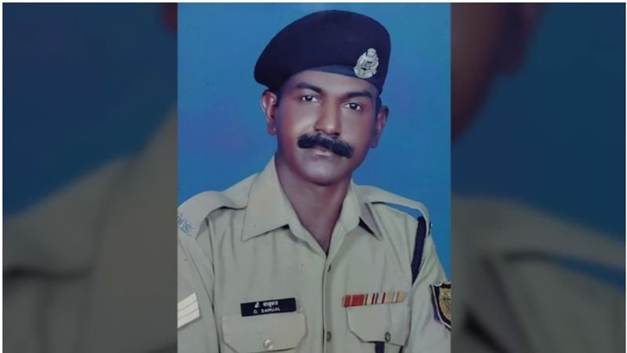 സൈനികന്റെ മൃതദേഹത്തോട് അനാദരവ്, മൃതദേഹം നാട്ടിലെത്തിയത് ജീര്ണിച്ച അവസ്ഥയില്; പരാതിയുമായി ബന്ധുക്കള് സൈനികന്റെ മൃതദേഹത്തോട് അനാദരവ്, മൃതദേഹം നാട്ടിലെത്തിയത് ജീര്ണിച്ച അവസ്ഥയില്; പരാതിയുമായി ബന്ധുക്കള്