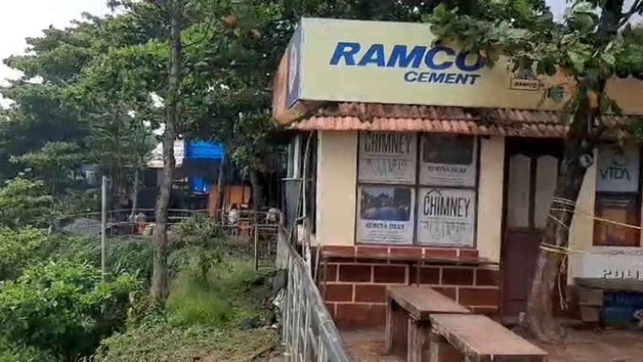 പാപനാശം ഹെലിപ്പാടിൽ സ്ഥിതിചെയ്യുന്ന പൊലീസ് എയ്ഡ് പോസ്റ്റ് ഏതു നിമിഷവും കടലിലേക്ക് പതിക്കാവുന്ന അവസ്ഥയിൽ