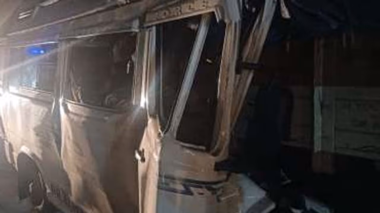 குலதெய்வ கோவிலுக்கு சென்று திரும்பிய போது பயங்கர விபத்து.. 2 குழந்தைகள் உட்பட 13 பேர் பலி! நடந்தது என்ன?