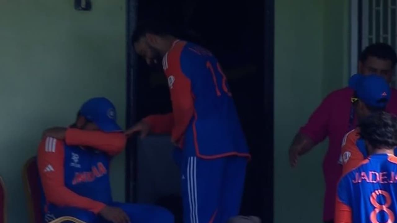 വിജയ നിമിഷത്തില് വികാരഭരിതനായി കണ്ണീരടക്കാനാവാതെ രോഹിത്, ആശ്വസിപ്പിച്ച് വിരാട് കോലി വിജയ നിമിഷത്തില് വികാരഭരിതനായി കണ്ണീരടക്കാനാവാതെ രോഹിത്, ആശ്വസിപ്പിച്ച് വിരാട് കോലി