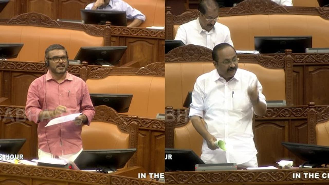 കാഫിർ പോസ്റ്റ് വിവാദം സഭയിൽ; കെ കെ ലതികയെ ന്യായീകരിച്ച് മന്ത്രി, നടുത്തളത്തിലിറങ്ങി പ്രതിപക്ഷം കാഫിർ പോസ്റ്റ് വിവാദം സഭയിൽ; കെ കെ ലതികയെ ന്യായീകരിച്ച് മന്ത്രി, നടുത്തളത്തിലിറങ്ങി പ്രതിപക്ഷം