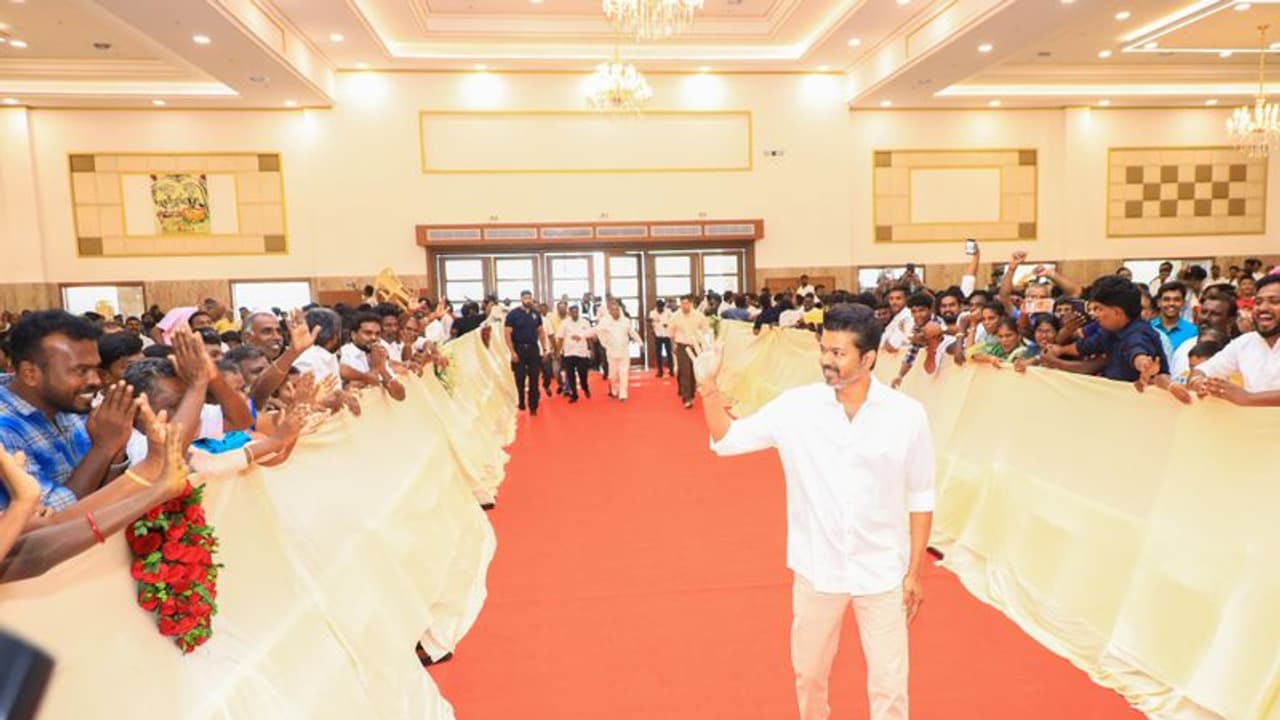 Vijay in Ajith's Good Bad Ugly Pose : இது நல்லாருக்கே... தல போஸில் ...