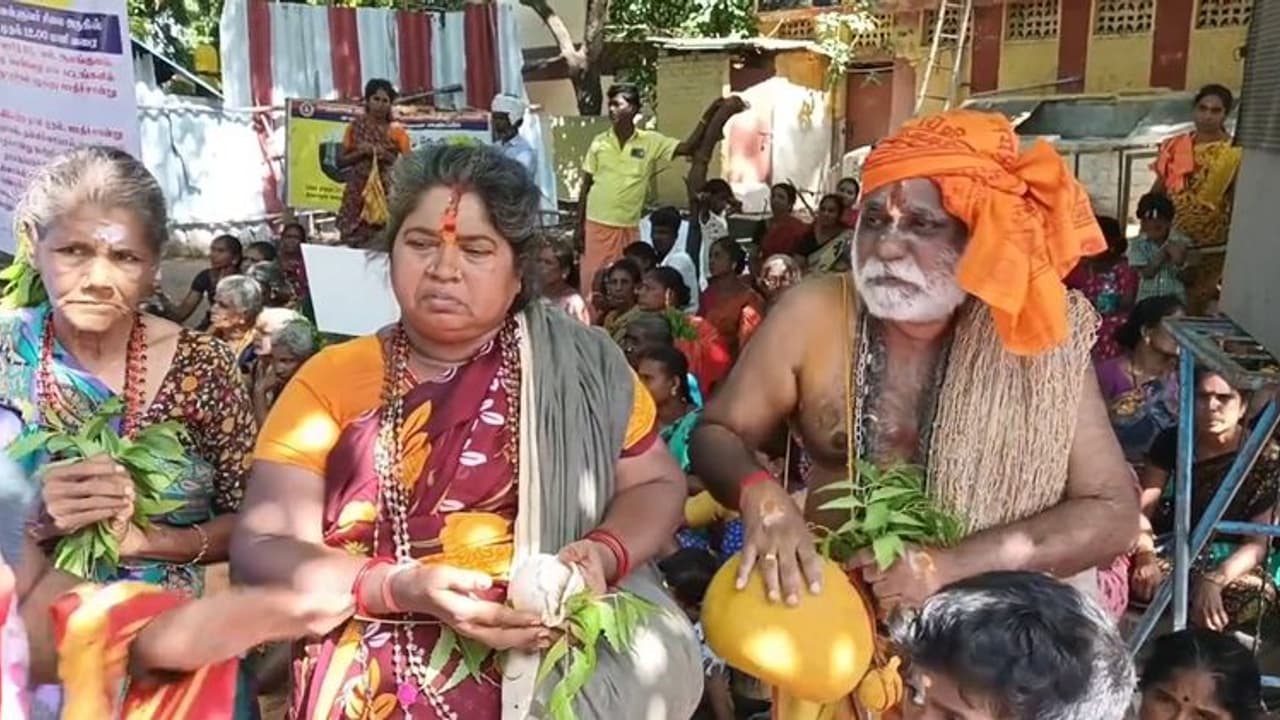 ஒற்றை சான்றிதழுக்காக பல ஆண்டுகளாக காக்க வைக்கப்படுகிறோம்; மதுரையில் இலை, தழைகளுடன் பழங்குடி மக்கள் போராட்டம்