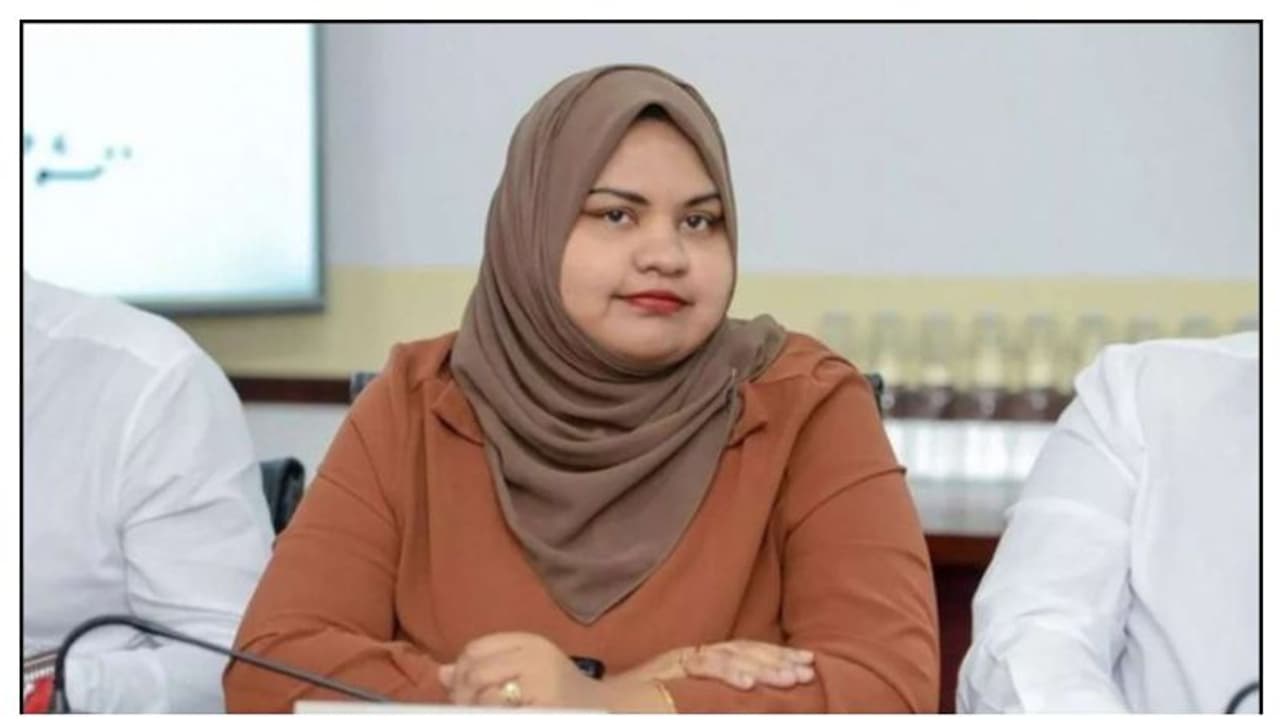 പ്രസിഡന്റിനോട് കൂടുതൽ അടുക്കാൻ മന്ത്രവാദം; മാലദ്വീപിൽ വനിതാ മന്ത്രി അറസ്റ്റിൽ, സ്ഥാനത്തുനിന്ന് നീക്കി പ്രസിഡന്റിനോട് കൂടുതൽ അടുക്കാൻ മന്ത്രവാദം; മാലദ്വീപിൽ വനിതാ മന്ത്രി അറസ്റ്റിൽ, സ്ഥാനത്തുനിന്ന് നീക്കി