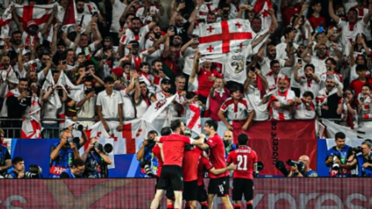 യൂറോ: ജോർജിയൻ ഫുട്ബോൾ ടീമിന് വമ്പൻ പാരിതോഷികം പ്രഖ്യാപിച്ച് രാജ്യത്തെ ഏറ്റവും വലിയ ധനികനായ മുൻ പ്രധാനമന്ത്രി യൂറോ: ജോർജിയൻ ഫുട്ബോൾ ടീമിന് വമ്പൻ പാരിതോഷികം പ്രഖ്യാപിച്ച് രാജ്യത്തെ ഏറ്റവും വലിയ ധനികനായ മുൻ പ്രധാനമന്ത്രി