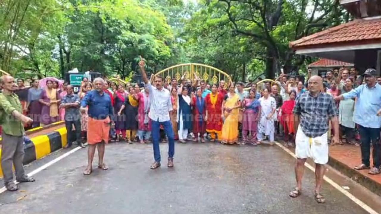 കോഴിക്കോട് എൻഐടിയിൽ തൊഴിലാളി സമരം വൻ വിജയം; പിരിച്ചുവിട്ട 312 തൊഴിലാളികളെയും നിലനിര്ത്തുമെന്ന് മാനേജ്മെൻ്റ് കോഴിക്കോട് എൻഐടിയിൽ തൊഴിലാളി സമരം വൻ വിജയം; പിരിച്ചുവിട്ട 312 തൊഴിലാളികളെയും നിലനിര്ത്തുമെന്ന് മാനേജ്മെൻ്റ്