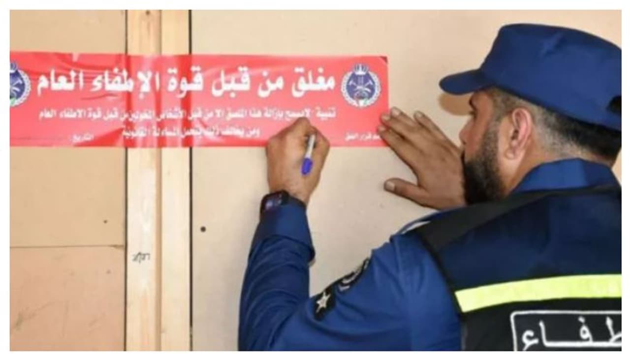 തീപിടിത്തം തടയാനുള്ള സുരക്ഷാ ചട്ടങ്ങൾ പാലിച്ചില്ല; 76 സ്ഥാപനങ്ങൾ പൂട്ടിച്ച് കുവൈത്ത് ഫയര്ഫോഴ്സ് തീപിടിത്തം തടയാനുള്ള സുരക്ഷാ ചട്ടങ്ങൾ പാലിച്ചില്ല; 76 സ്ഥാപനങ്ങൾ പൂട്ടിച്ച് കുവൈത്ത് ഫയര്ഫോഴ്സ്