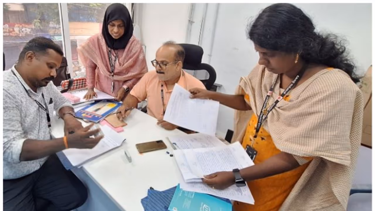 പാറശാല കൊലപാതകം: സര്ജിക്കല് ബ്ലേഡ് നല്കിയ സ്ഥാപനത്തിന് ലൈസൻസില്ല, ഡ്രഗ്സ് കണ്ട്രോള് വിഭാഗം കേസെടുത്തു പാറശാല കൊലപാതകം: സര്ജിക്കല് ബ്ലേഡ് നല്കിയ സ്ഥാപനത്തിന് ലൈസൻസില്ല, ഡ്രഗ്സ് കണ്ട്രോള് വിഭാഗം കേസെടുത്തു
