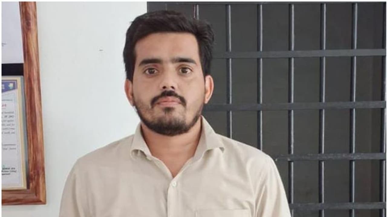 ഭര്ത്താവിന് വിദേശത്ത് ജോലി വാഗ്ദാനം ചെയ്ത് ഭാര്യയില് നിന്ന് ലക്ഷങ്ങള് തട്ടി; പ്രതി പിടിയിൽ ഭര്ത്താവിന് വിദേശത്ത് ജോലി വാഗ്ദാനം ചെയ്ത് ഭാര്യയില് നിന്ന് ലക്ഷങ്ങള് തട്ടി; പ്രതി പിടിയിൽ