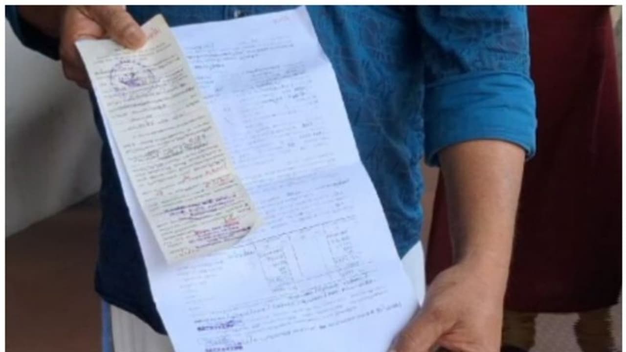 ലോണെടുത്തെന്ന് പോലും അറിയാത്തവർക്ക് ലക്ഷങ്ങൾ അടയ്ക്കാൻ നോട്ടീസ്; പെരുമ്പാവൂരിൽ വൻ വായ്പ തട്ടിപ്പെന്ന് പരാതി ലോണെടുത്തെന്ന് പോലും അറിയാത്തവർക്ക് ലക്ഷങ്ങൾ അടയ്ക്കാൻ നോട്ടീസ്; പെരുമ്പാവൂരിൽ വൻ വായ്പ തട്ടിപ്പെന്ന് പരാതി