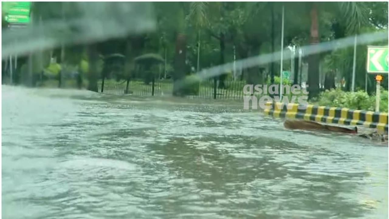 ദില്ലിയിൽ കനത്തമഴ; 3 മരണം, മഴക്കെടുതി നേരിടാൻ എല്ലാ തയ്യാറെടുപ്പുകളും പൂർത്തിയായെന്ന് സർക്കാർ