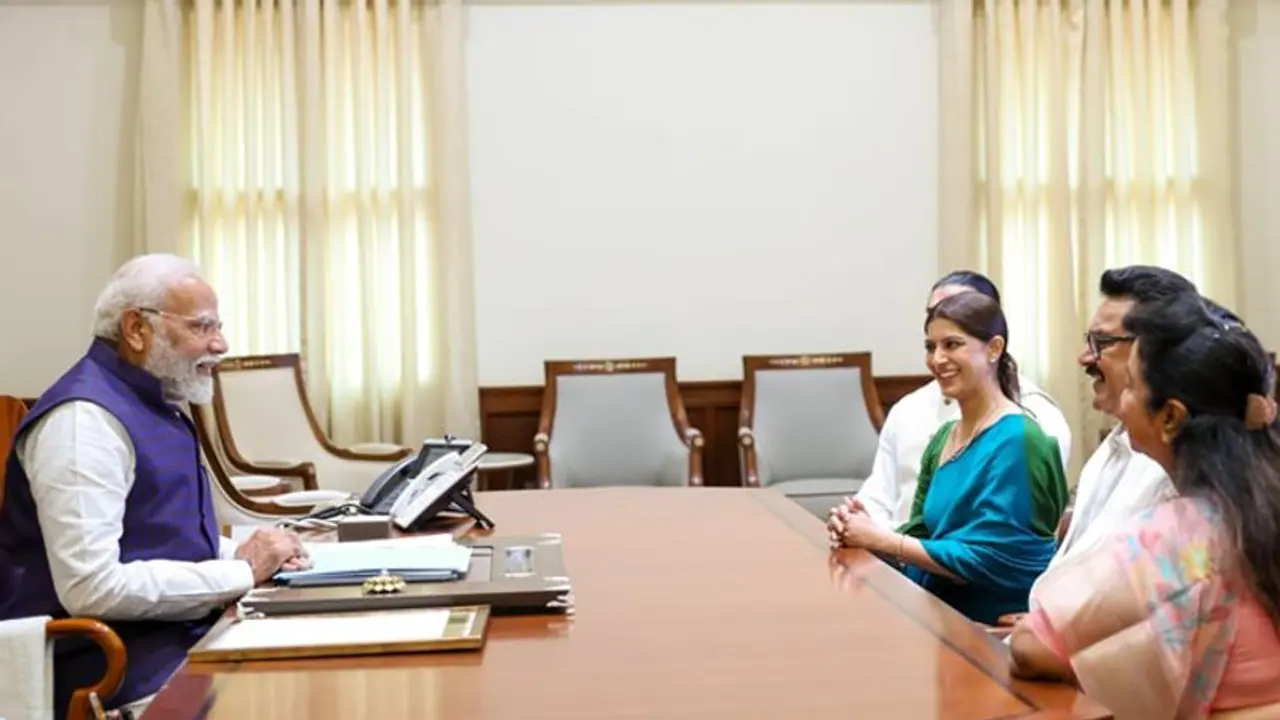 Varalaxmi Sarathkumar : பிரதமர் மோடியை குடும்பத்துடன் நேரில் சந்தித்த சரத்குமார்.. என்ன காரணம் தெரியுமா? Varalaxmi Sarathkumar : பிரதமர் மோடியை குடும்பத்துடன் நேரில் சந்தித்த சரத்குமார்.. என்ன காரணம் தெரியுமா?