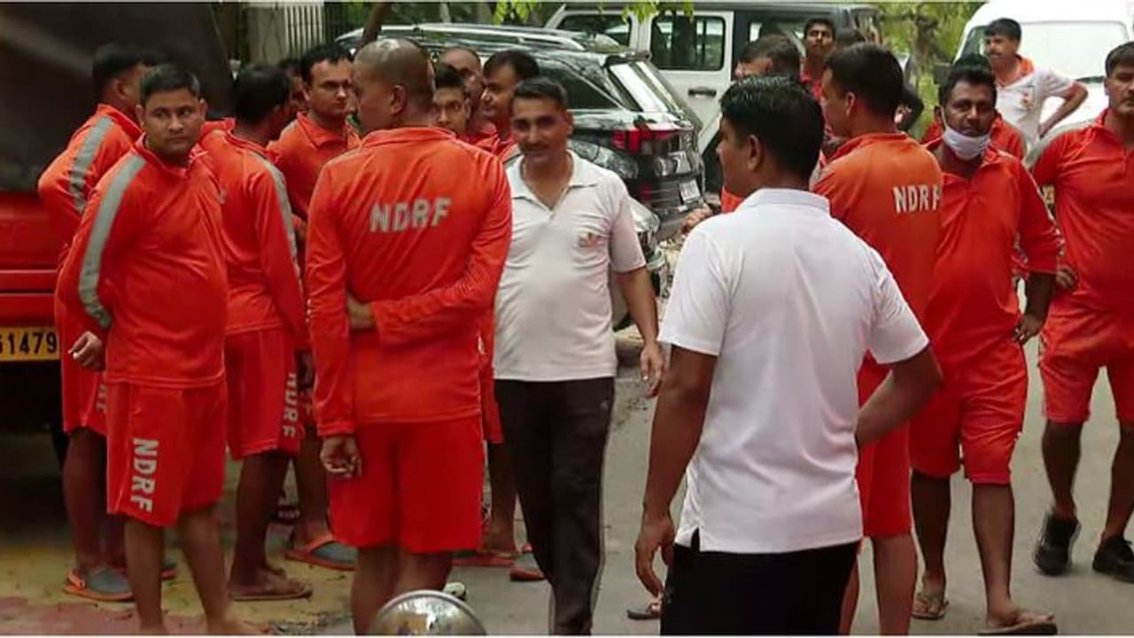 വസന്ത് വിഹാറിൽ മതിലിടിഞ്ഞ് കുഴിയിൽ വീണ് അപകടം: മരണം മൂന്നായി