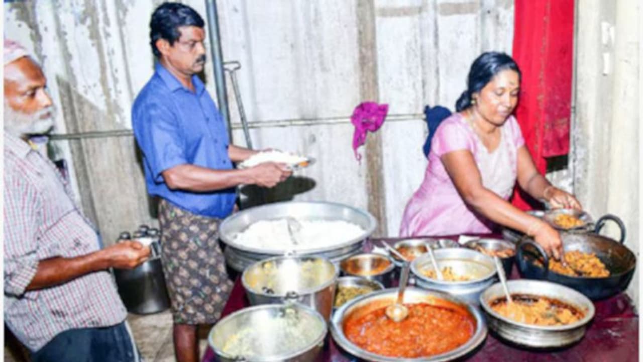 ഒഴിച്ചുകറി രണ്ട്, തോരനും, ഊണിന് വില 20 രൂപ, ബീഫും മീനുമെല്ലാം 30 രൂപയ്ക്ക്, പ്രസന്നയുടെ 'സുഭിക്ഷ' വേറെ ലെവലാണ് ഒഴിച്ചുകറി രണ്ട്, തോരനും, ഊണിന് വില 20 രൂപ, ബീഫും മീനുമെല്ലാം 30 രൂപയ്ക്ക്, പ്രസന്നയുടെ 'സുഭിക്ഷ' വേറെ ലെവലാണ്