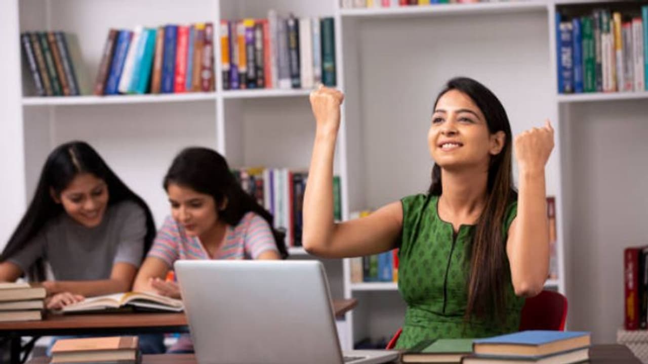 10ம் வகுப்பு படித்தவர்களுக்கு காத்திருக்கும் மத்திய அரசு வேலை.. 8326 காலியிடங்கள்.. அப்ளை செய்வது எப்படி?