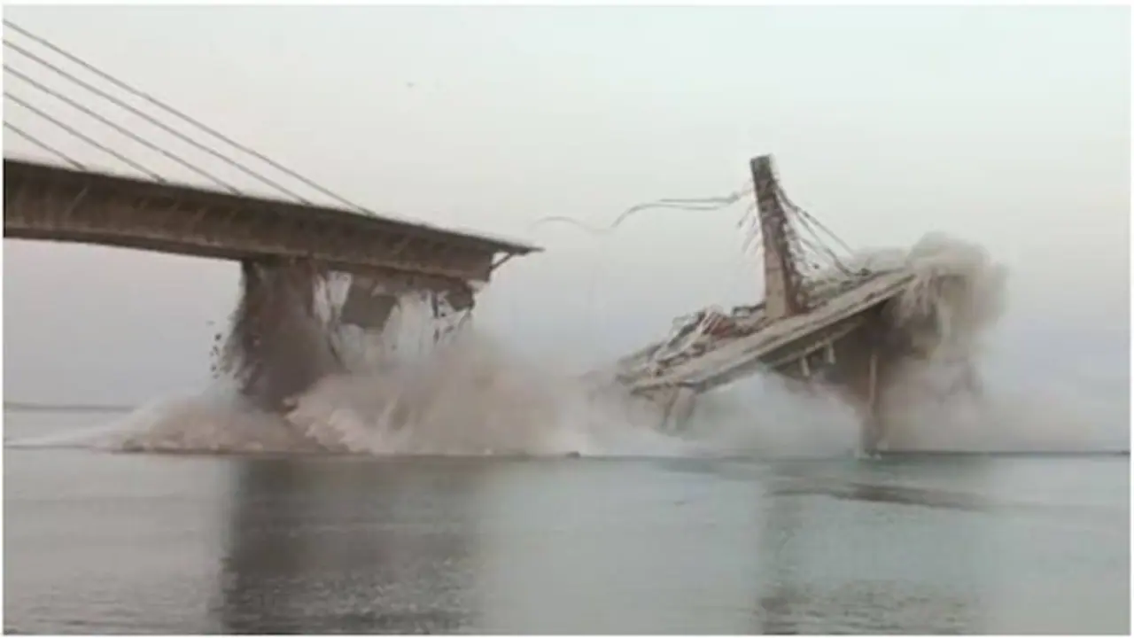 13 ಬ್ರಿಡ್ಜ್ 17 ದಿನದಲ್ಲಿ ಢಮಾರ್: ಬಿಹಾರದಲ್ಲಿ ಒಂದಾದ ಮೇಲೊಂದರಂತೆ ಸೇತುವೆಗಳು ಕುಸಿಯುತ್ತಿರುವುದೇಕೆ? 13 ಬ್ರಿಡ್ಜ್ 17 ದಿನದಲ್ಲಿ ಢಮಾರ್: ಬಿಹಾರದಲ್ಲಿ ಒಂದಾದ ಮೇಲೊಂದರಂತೆ ಸೇತುವೆಗಳು ಕುಸಿಯುತ್ತಿರುವುದೇಕೆ?