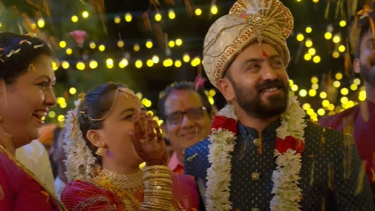 ഇനി 'ബല്ലി ബല്ലി' ദിനങ്ങള് '; 'പൊറാട്ട് നാടക'ത്തിലെ പുതിയ ഗാനം എത്തി ഇനി 'ബല്ലി ബല്ലി' ദിനങ്ങള് '; 'പൊറാട്ട് നാടക'ത്തിലെ പുതിയ ഗാനം എത്തി